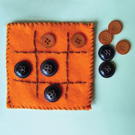 felt tic tac toe board with button playing pieces